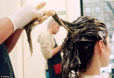 Chất hóa học trong thuốc nhuộm tóc có thể phản ứng với khói thuốc lá để tạo thành chất gây ung thư.