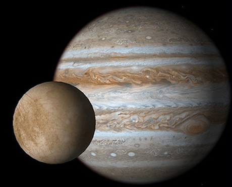 Vệ tinh Europa (thiên thể nhỏ hơn) và sao Mộc. Ảnh: