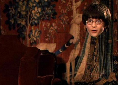 Áo tàng hình giúp Harry Potter di chuyển mà không bị phát hiện. Ảnh cắt từ phim