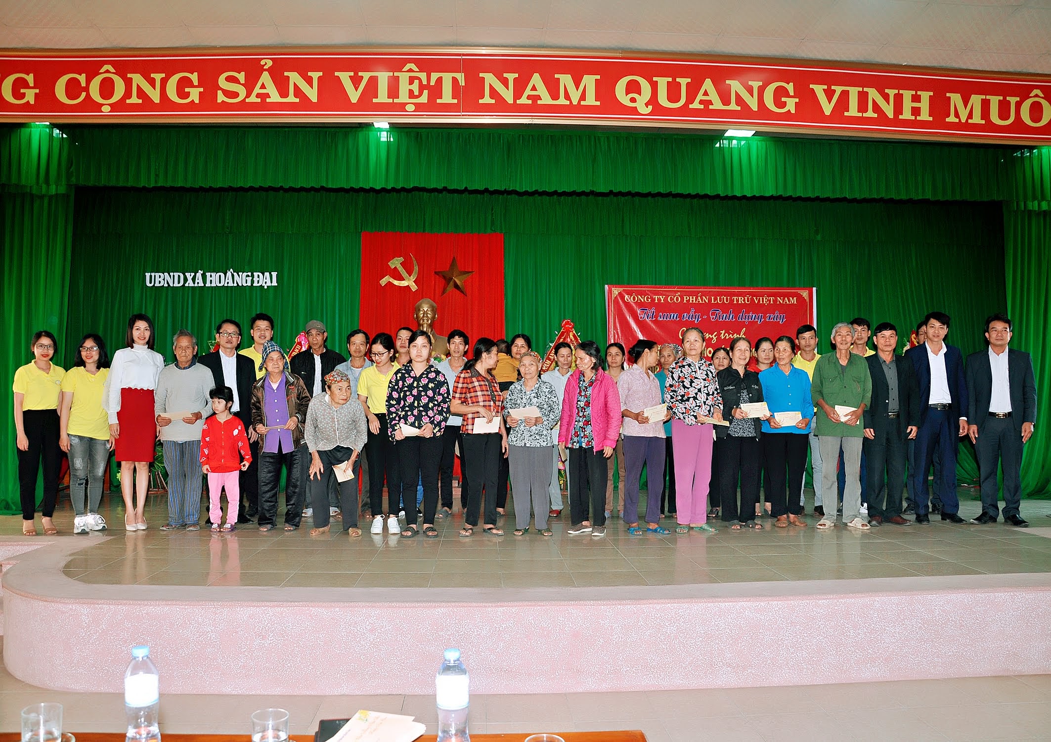 Công ty CP Lưu trữ Việt Nam trao 80 xuất quà tết cho các hộ gia đình có hoàn cảnh khó khăn